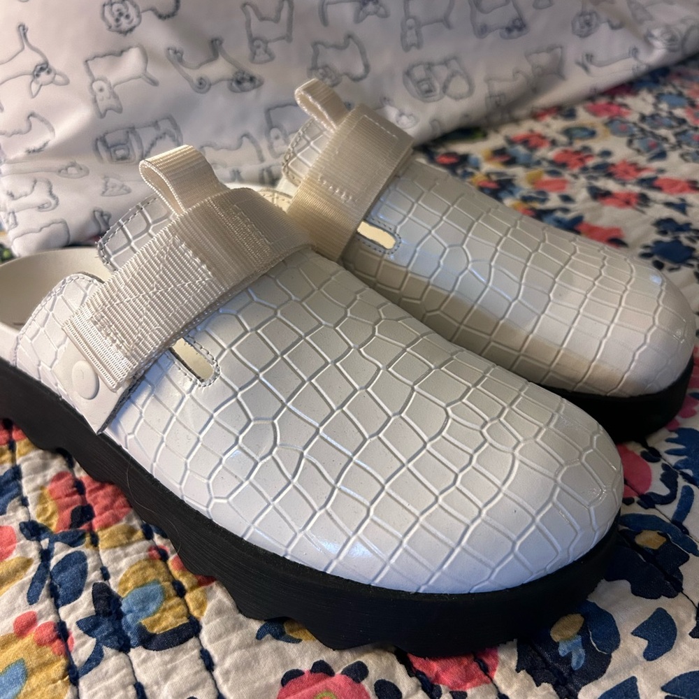 Sorel Vibe White Croc-Embossed Slip-On Clogs, size 7.5 SOLD OUT ONLINE